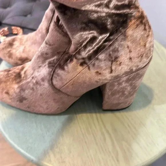 Steve Madden Gaze Bootie in mushroom velvet size 9.5 - Picture 8 of 10